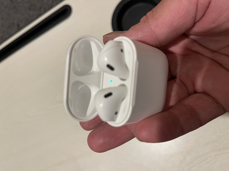 airpods2.jpg