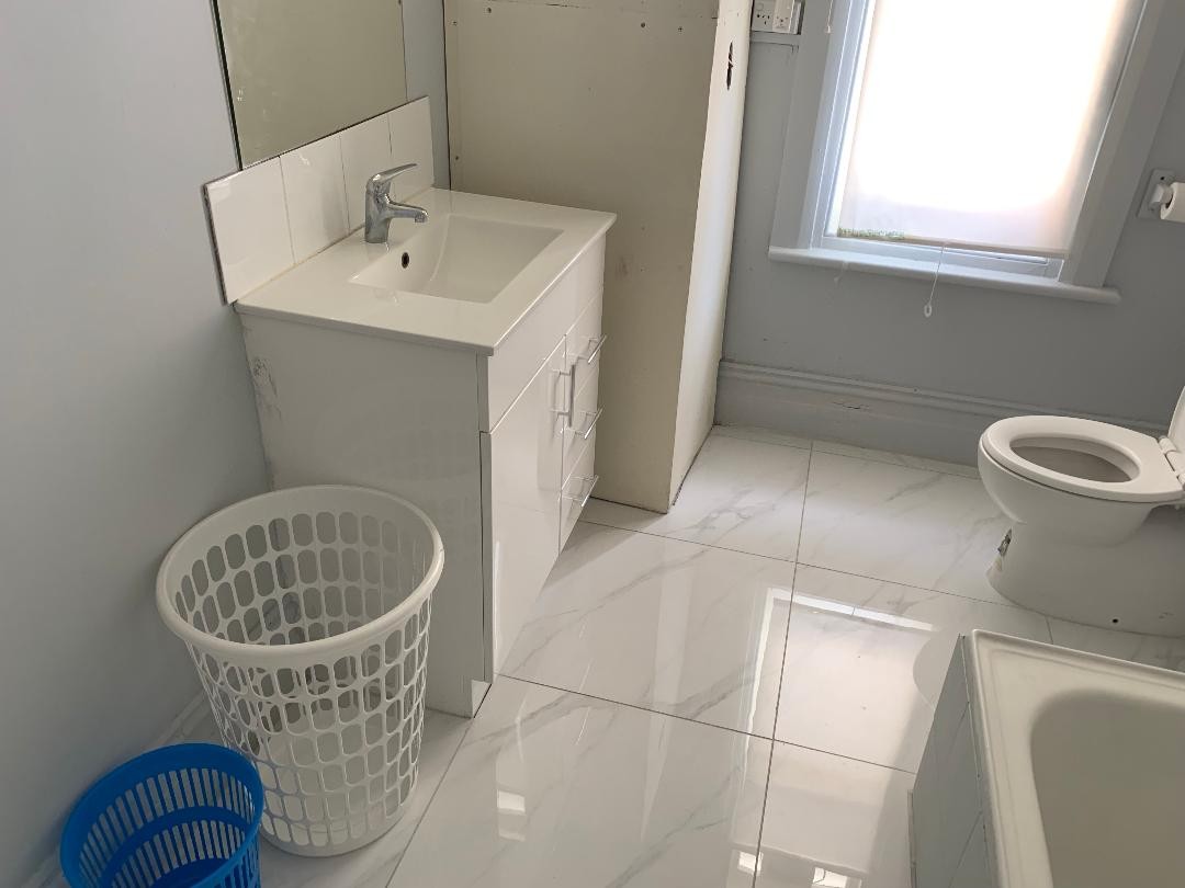 Flat 1 room 1B Bathroom ad 4 jpg.jpg